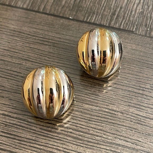Vintage Round Two-tone Ribbed Clip Earrings - Picture 15 of 15